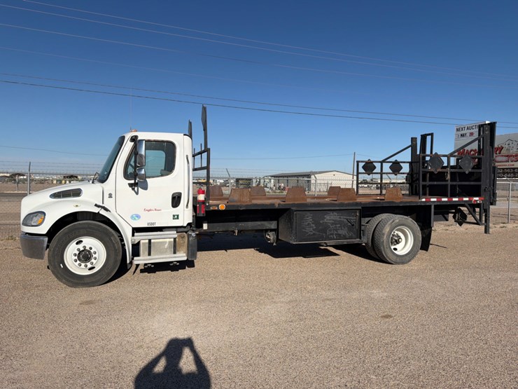 2019-freightliner-m2-106-image-1
