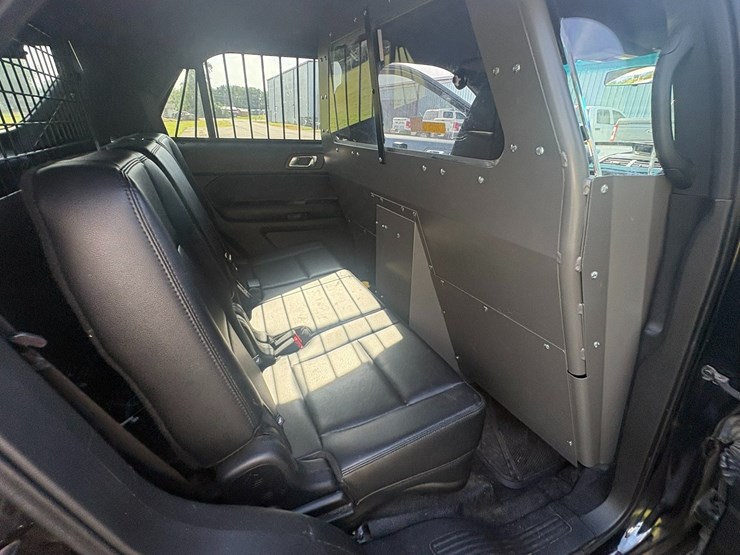 2016-ford-explorer-image-40