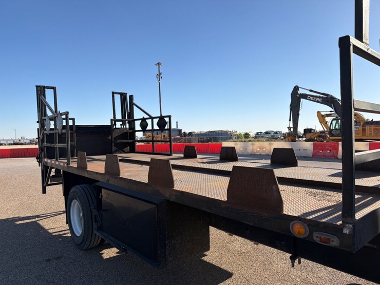 2019-freightliner-m2-106-image-4