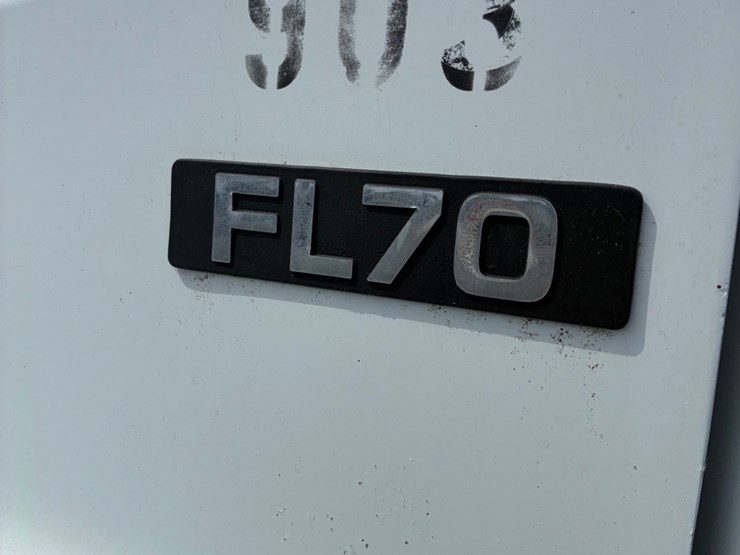 2001-freightliner-fl70-image-7