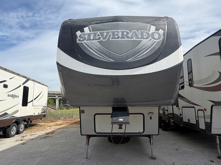 2015-silverado-5th-wheel-image-2