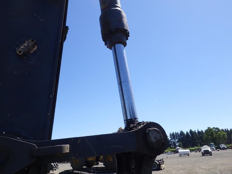 deere-245g-lc-image-30