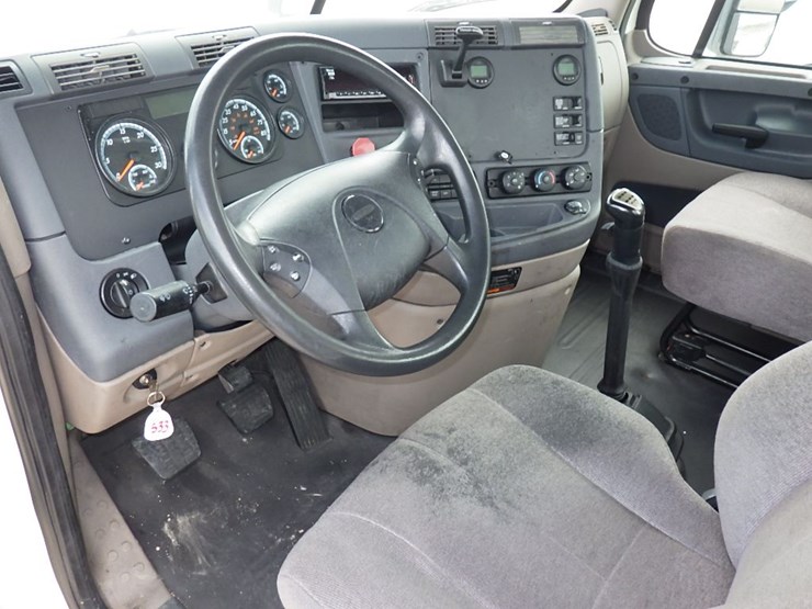2018-freightliner-cascadia-125-image-17