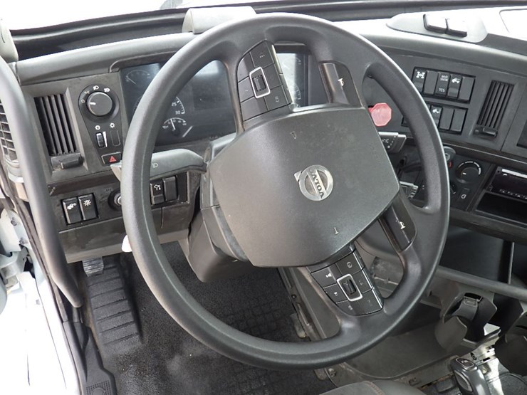 2020-volvo-vnl300-image-21