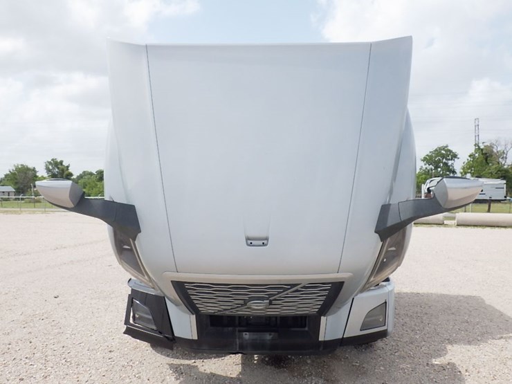 2020-volvo-vnl300-image-27