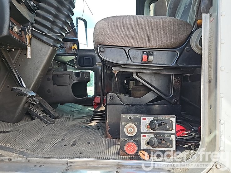 2005-kenworth-t800-image-26