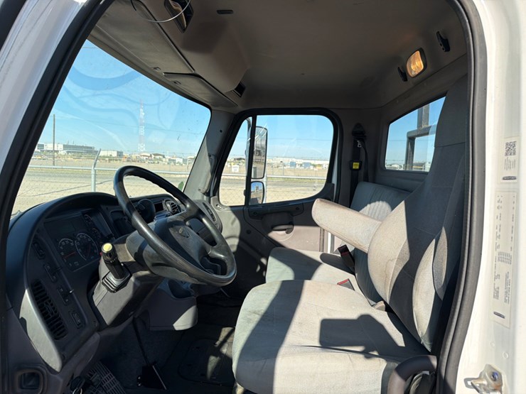 2019-freightliner-m2-106-image-10