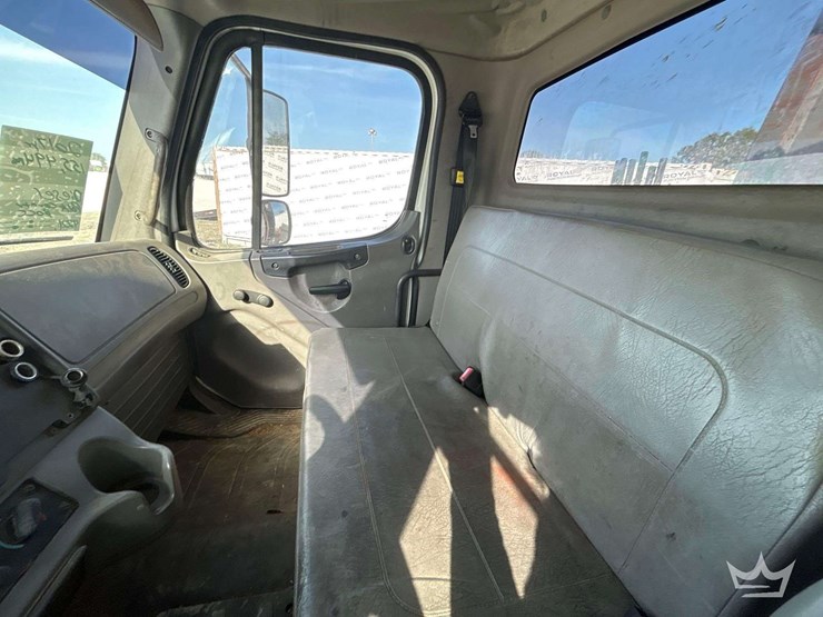 2015-freightliner-m2-106-image-69