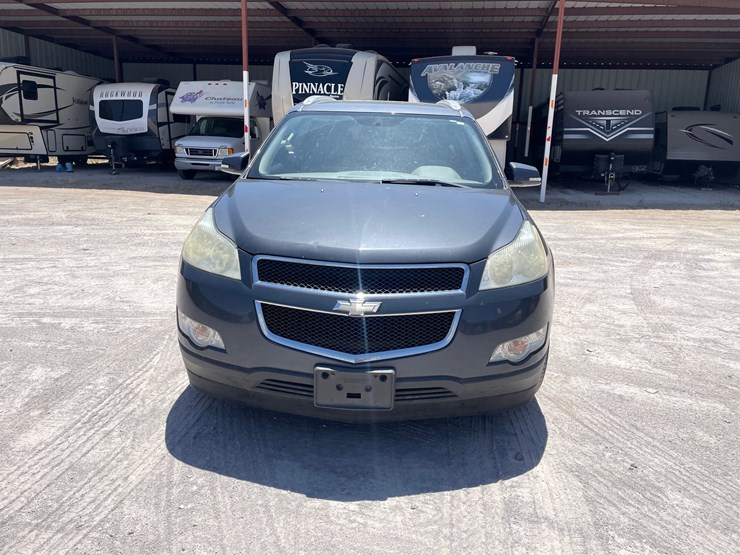 2011-chevrolet-traverse-image-2