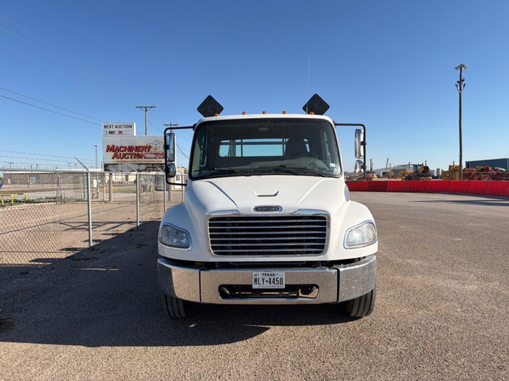 2019-freightliner-m2-106-image-2