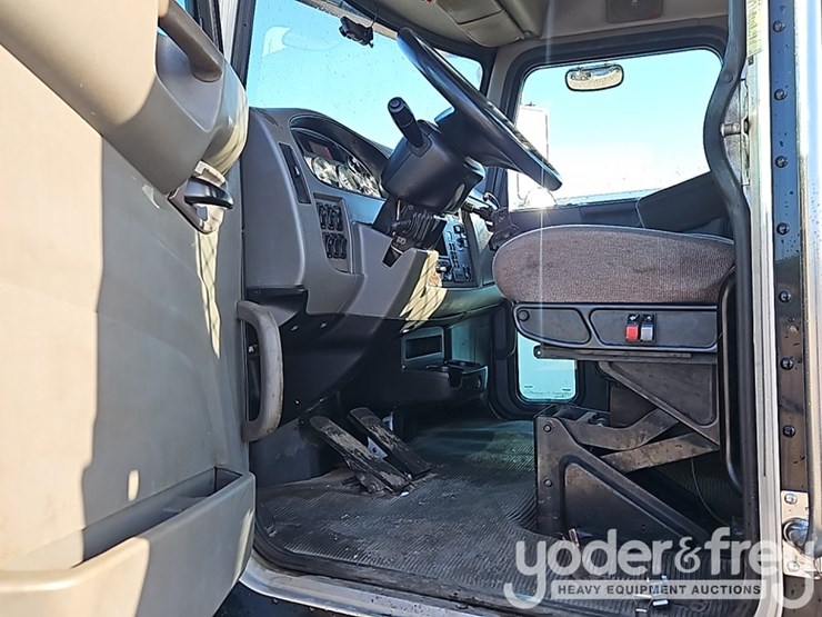2015-peterbilt-348-image-25