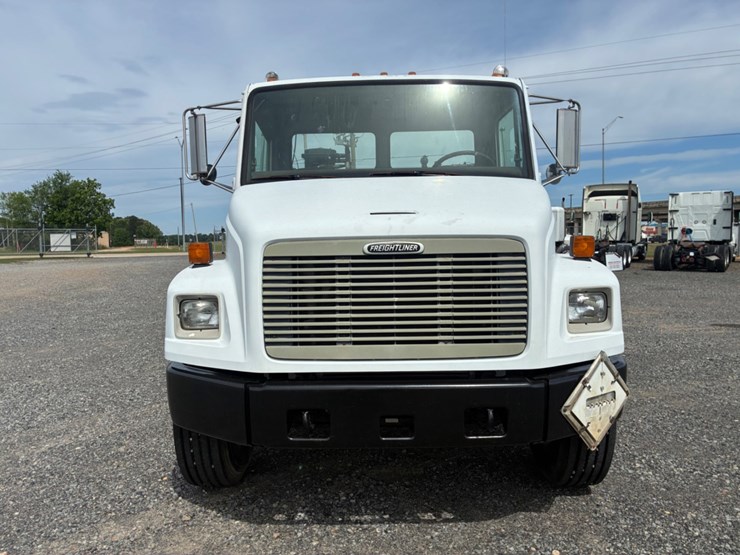2001-freightliner-fl70-image-2