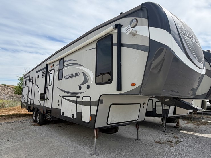 2015-silverado-5th-wheel-image-3