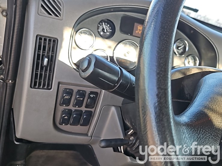 2015-peterbilt-348-image-32