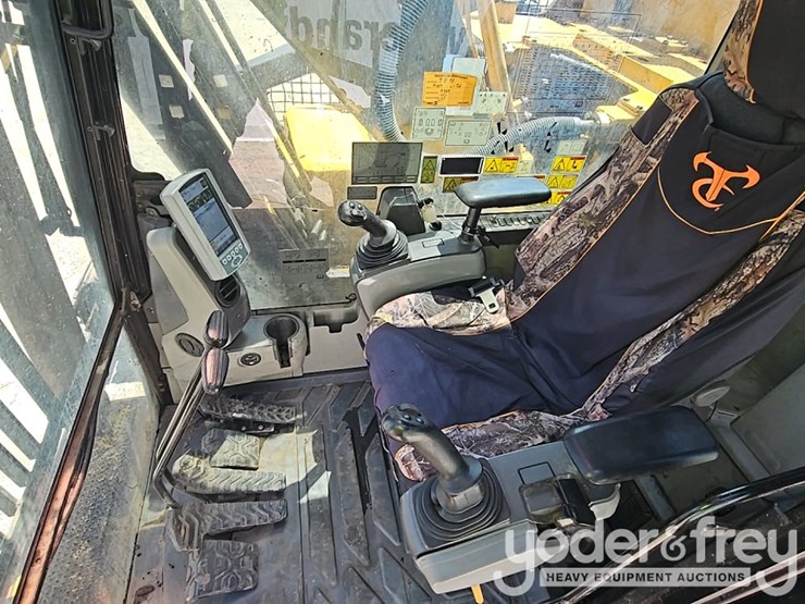 2016-caterpillar-323fl-image-32