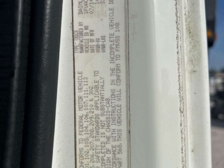 2015-freightliner-m2-106-image-43