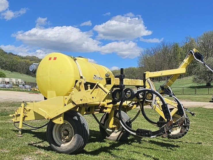 demco-fertilizer-applicator --offsite-image-1