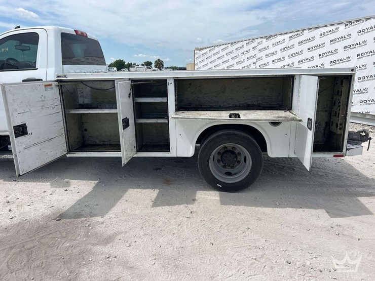 2019-chevrolet-silverado-5500hd-image-16