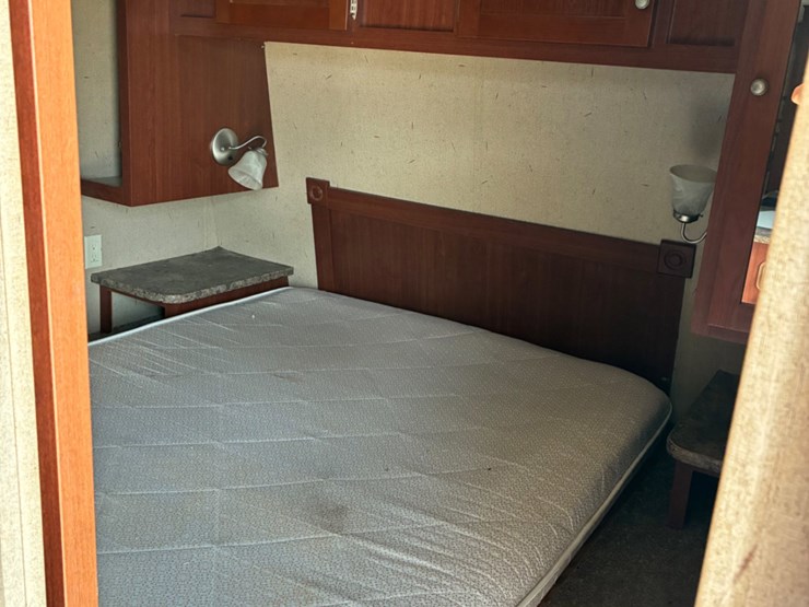 2010-zinger-by-crossroads-bumper-pull-camper-image-9