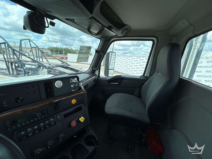 2021-international-rh613-t/a-day-cab-truck-tractor-image-21