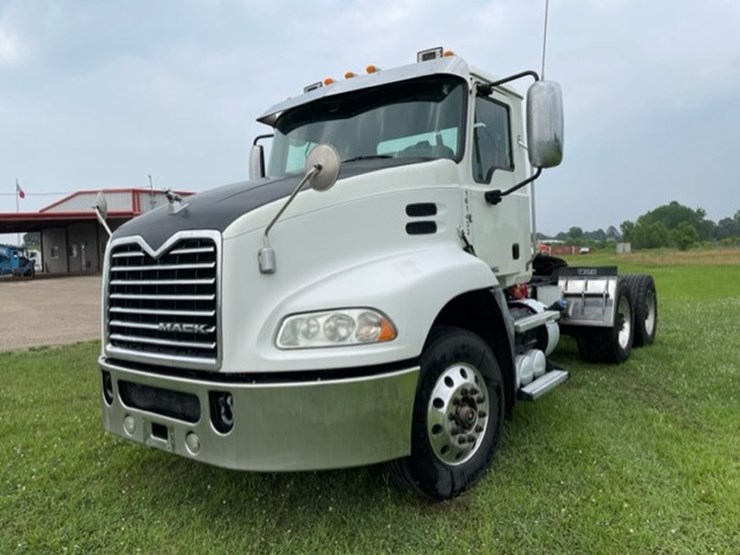 2016-mack-cxu613t-image-1