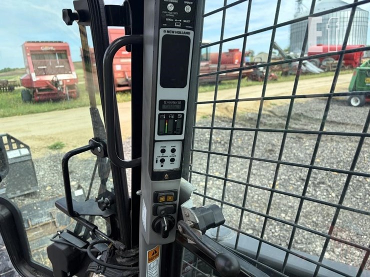 new-holland-l220-image-14