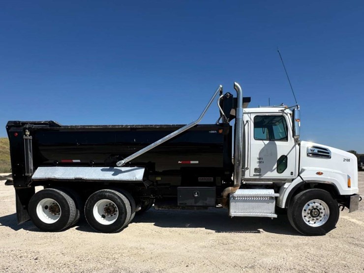 2022-western-star-dump-truck-image-11