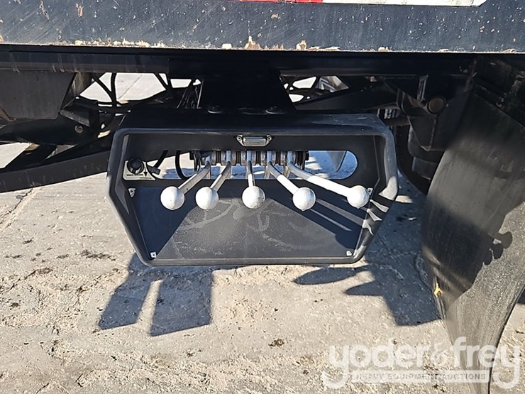 2015-peterbilt-348-image-18