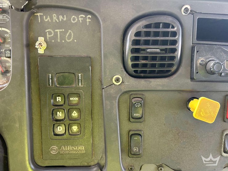 2015-freightliner-m2-106-image-66