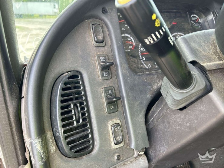 2015-freightliner-m2-106-image-14