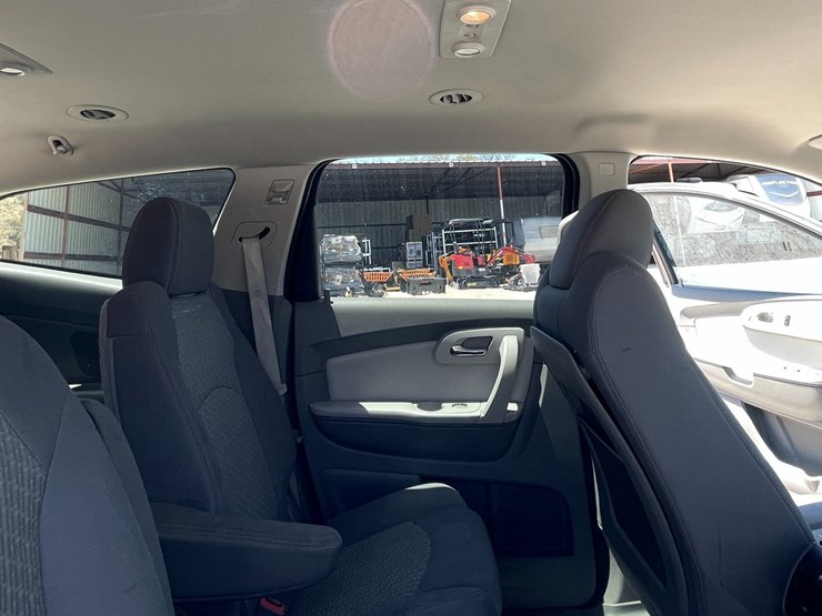 2011-chevrolet-traverse-image-98