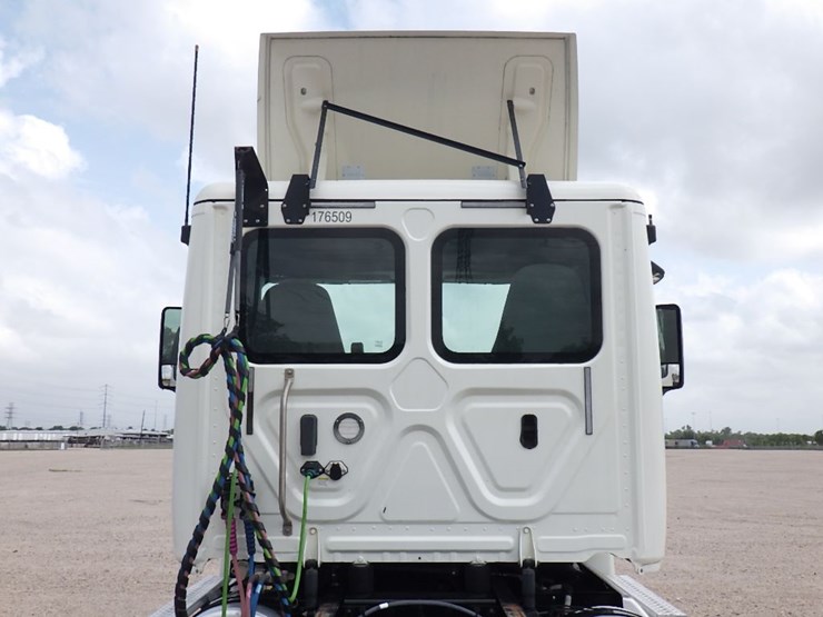 2018-freightliner-cascadia-125-image-11
