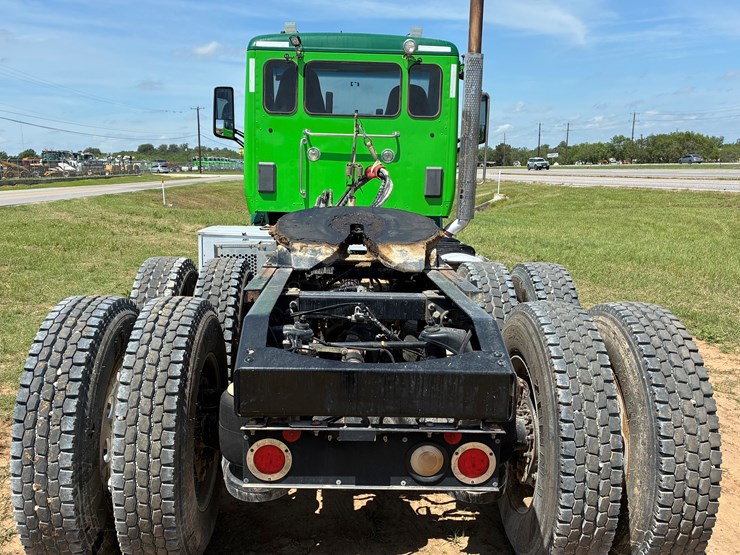 2018-peterbilt-567-image-5