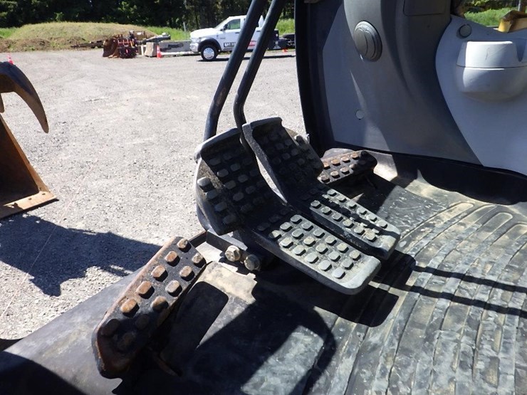 deere-245g-lc-image-47