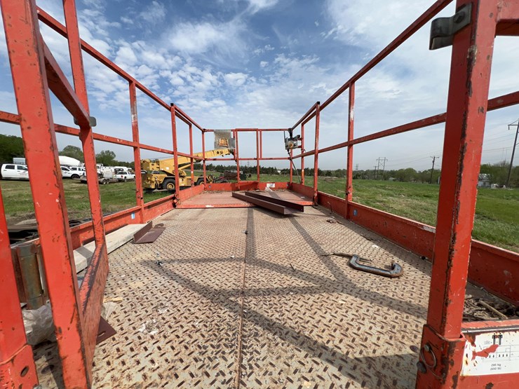 skyjack-sj8243-scissor-lift-image-11