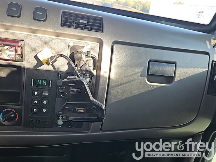2015-peterbilt-348-image-28
