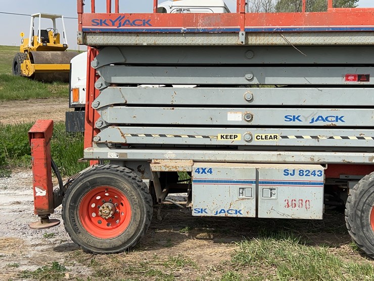 skyjack-sj8243-scissor-lift-image-9