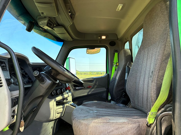 2018-peterbilt-567-image-7