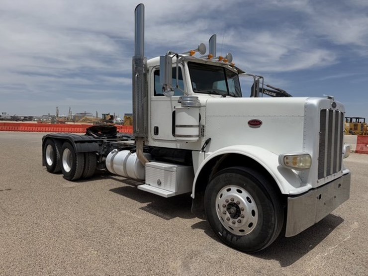 2009-peterbilt-388-image-3