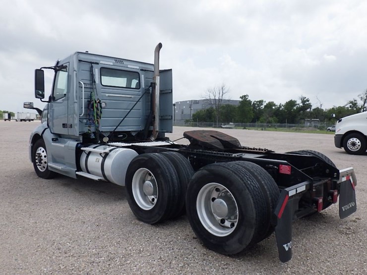 2020-volvo-vnl300-image-15