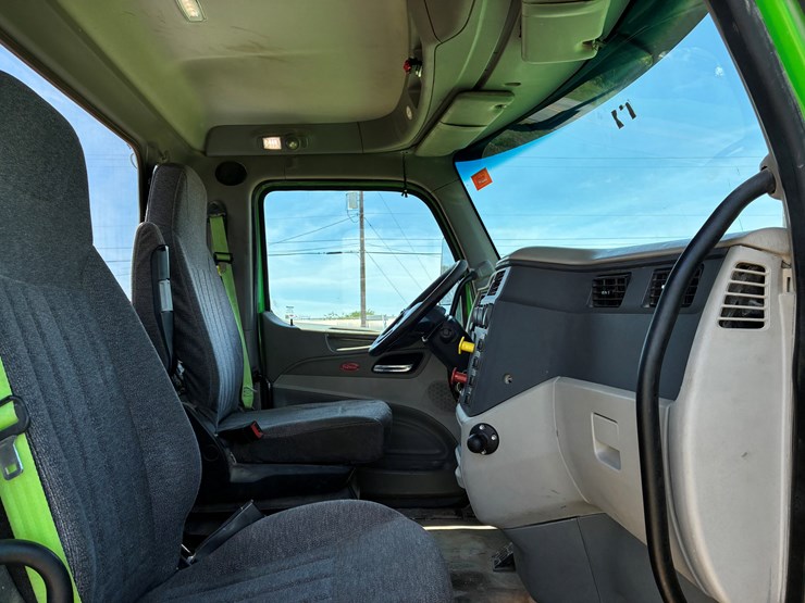 2018-peterbilt-567-image-8