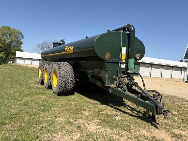 husky-8000-gallon-manure-tanker-image-3