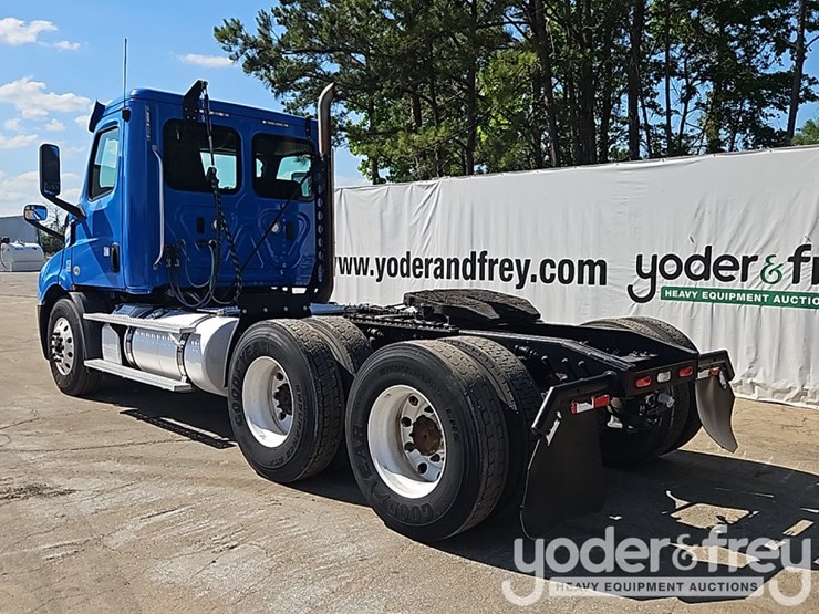 2019-freightliner-cascadia-116-image-3