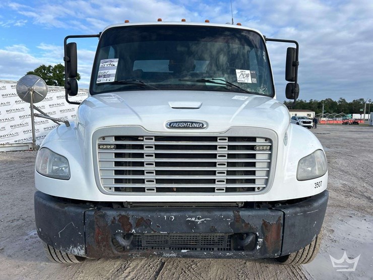 2015-freightliner-m2-106-image-30