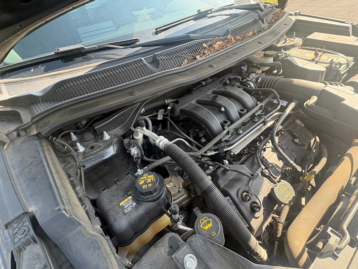2016-ford-explorer-image-25