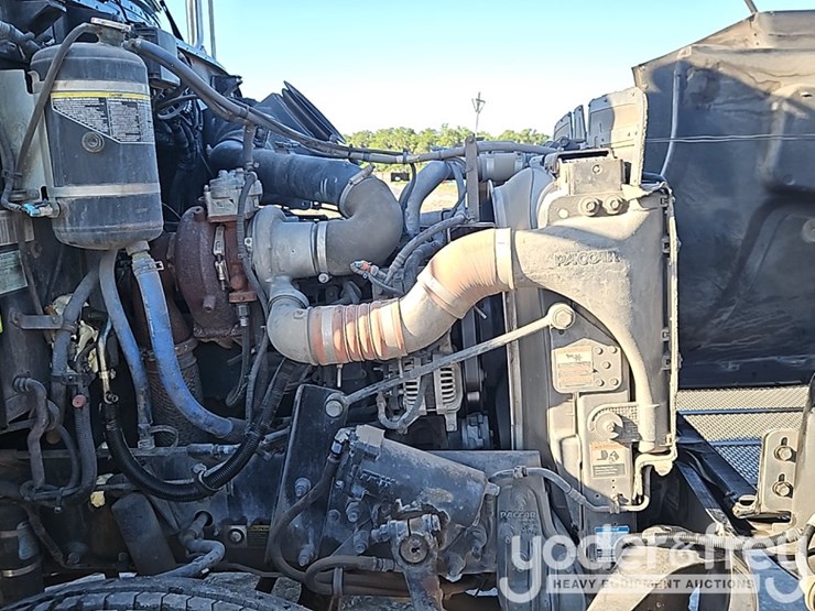 2015-peterbilt-348-image-23