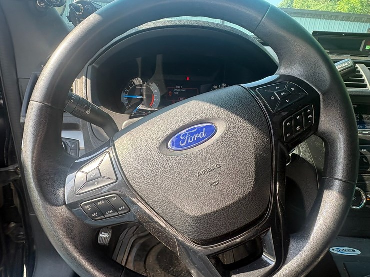 2016-ford-explorer-image-30