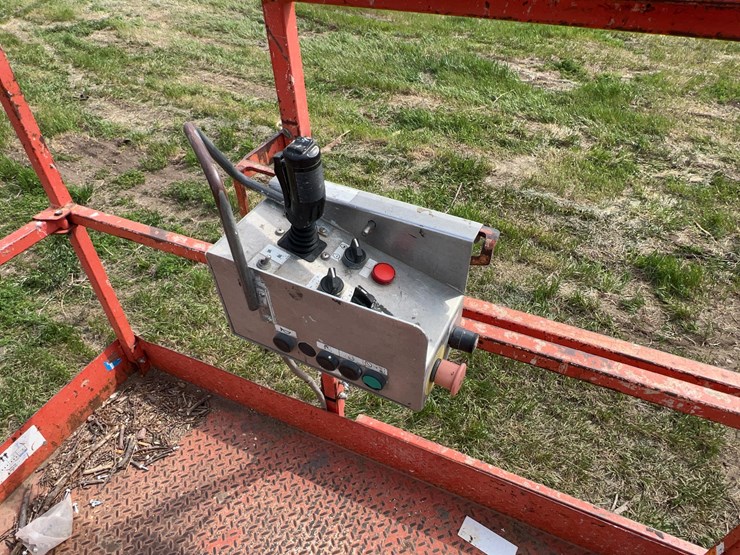 skyjack-sj8243-scissor-lift-image-13