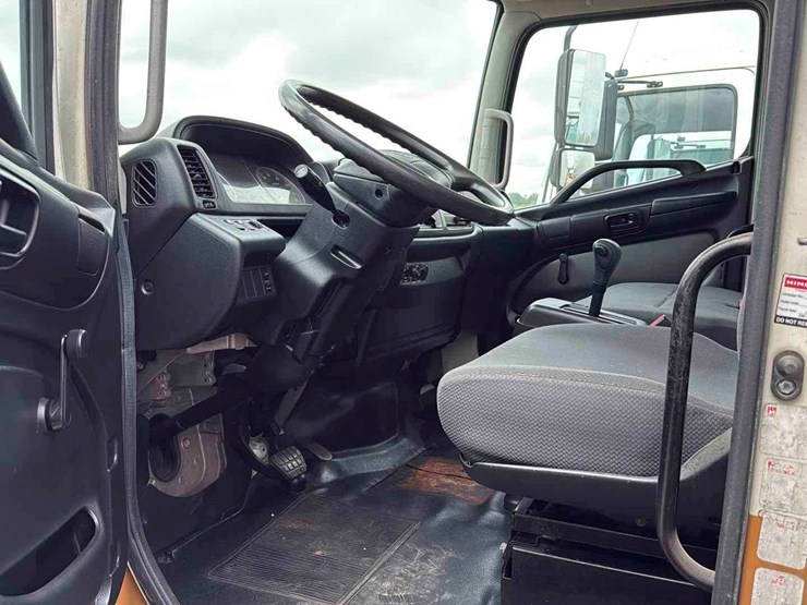 2011-hino-box-truck-image-7