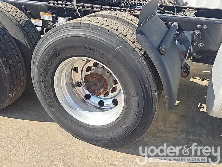2019-freightliner-cascadia-116-image-10